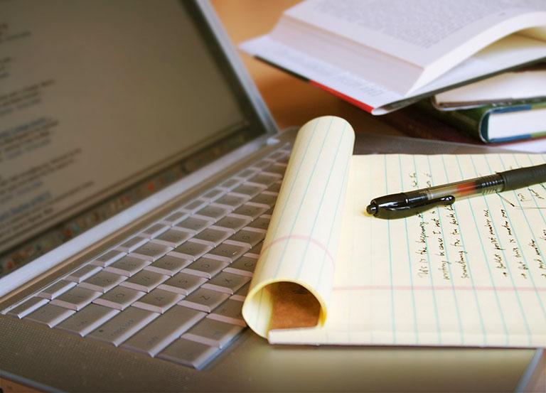 Notes i długopis na laptopie